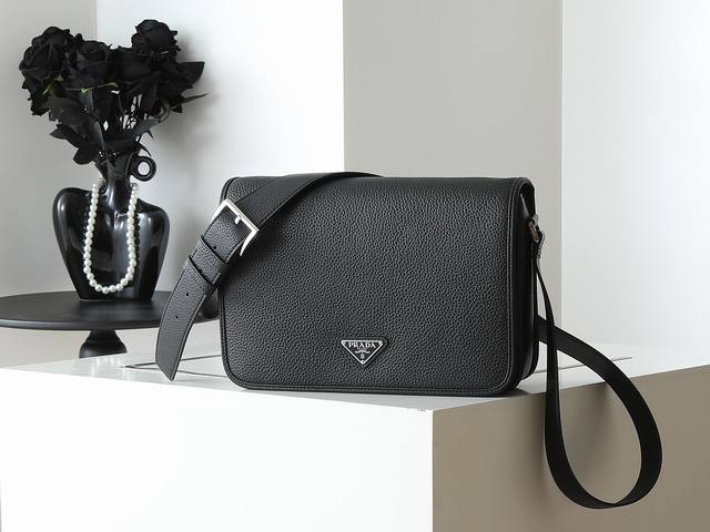 New messenger bag 2Vd075 This exquisite and versatile shoulder bag features a s