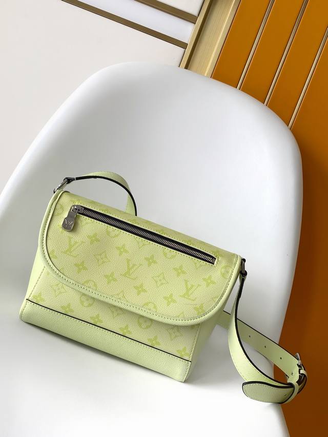 M14079 Top Original Dynamic 163 This Pulse messenger bag combines Monogram coate