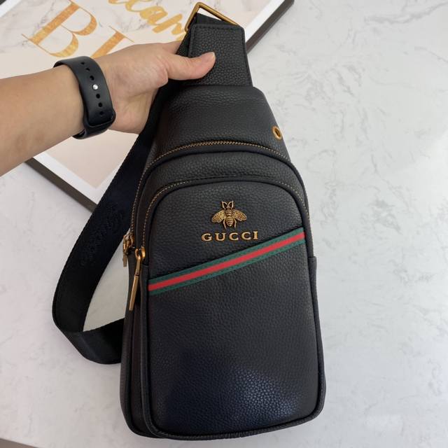 Official website hot item..simple and elegant..Men's chest bag is on the market.