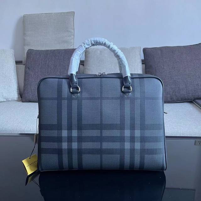 Top-quality Burberry handbag, classic and popular, no added effects, top-qualit