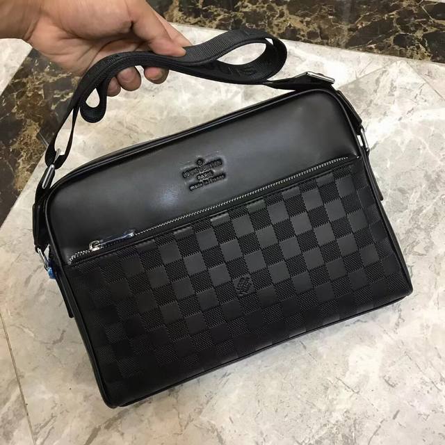 launched the hot crossbody bag. Made of top-grade Italian imported cowhide, the