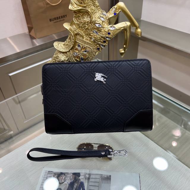 Burberry Burberry men's clutch is made of plaid leather to create a slender and