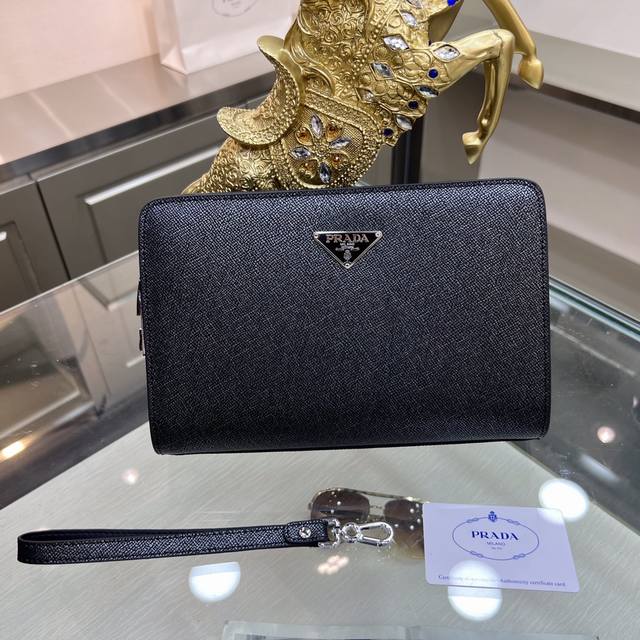 Prada's new clutch is made of imported cowhide, top polished stainless steel fi