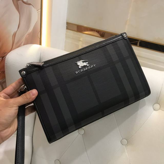The latest Burberry men's bag is made of top-grade cowhide, which is soft and f
