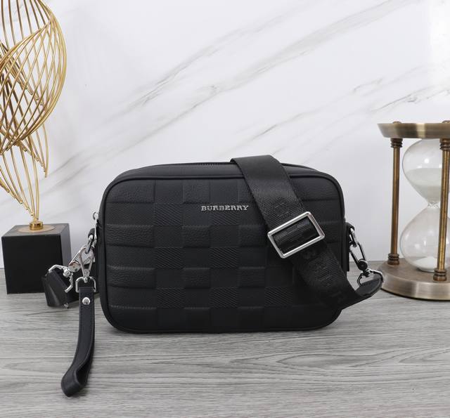 The latest Burberry crossbody bag, imported top-grade original, comfortable to