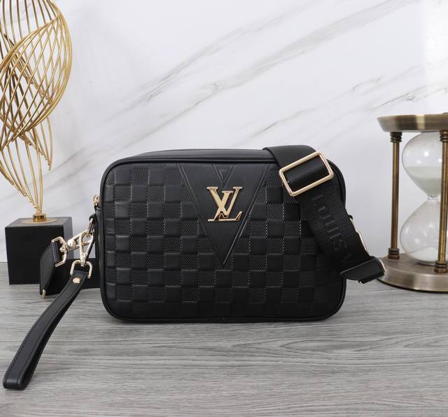 The latest Louis Vuitton messenger bag, imported top-grade original, comfortabl