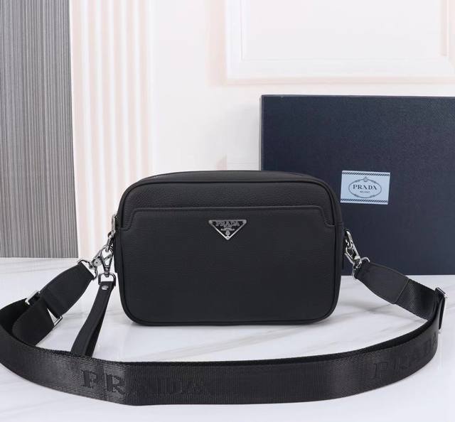 The latest Prada crossbody bag, imported top-grade original, comfortable to the