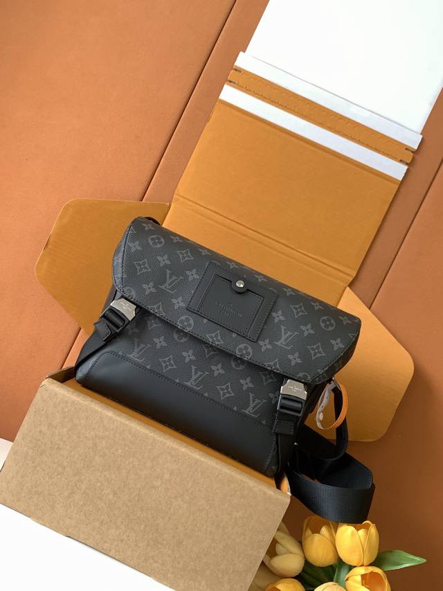 Voyager Small messenger bag Super enhanced version Model: 40511 Leather: Italian