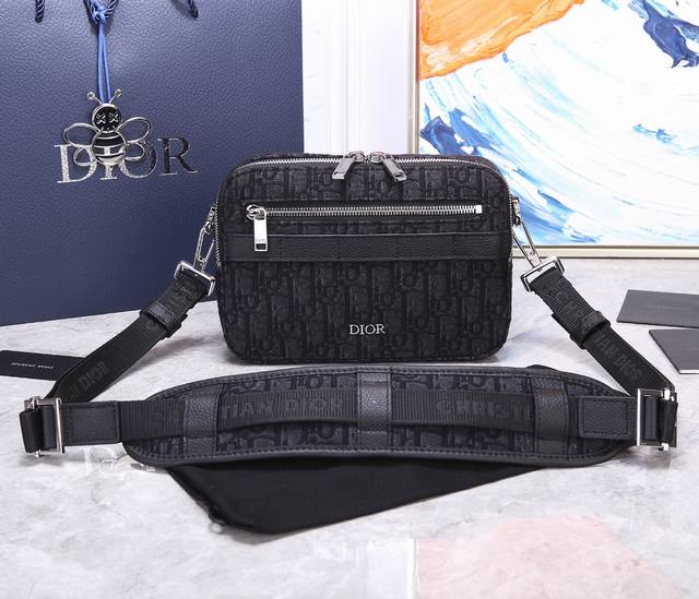 This year's latest camera bag La Dior. Homme Oblique camera bag The iconic class