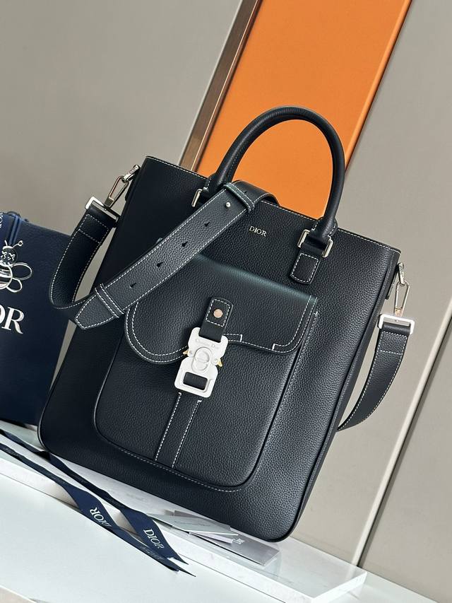 This saddle bag is a new product in the 2024 winter men's collection. It is pra