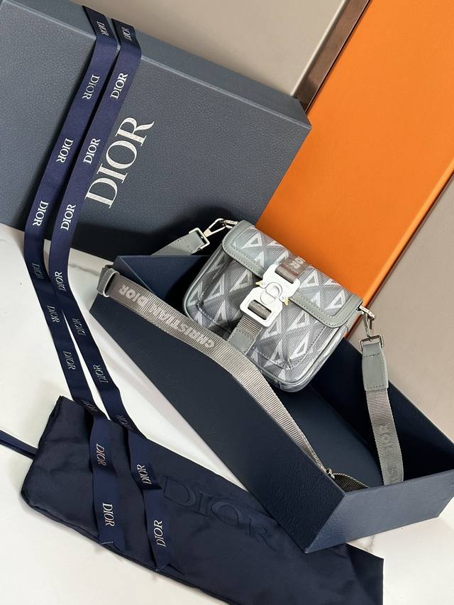 Top Original with Blue BoxThis Safari messenger bag is practical and compact for