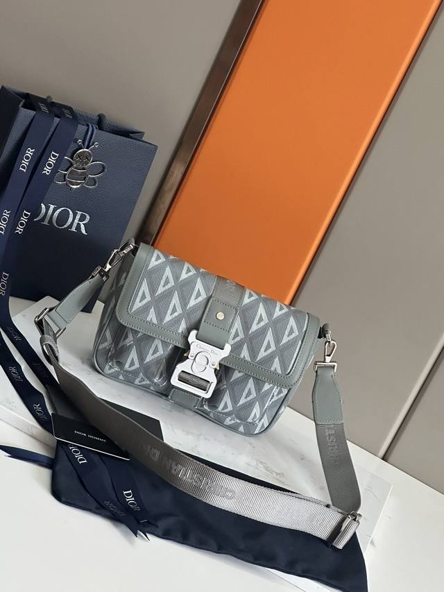 Top Original This Dior Hit The Road bag with shoulder strap is new this season,