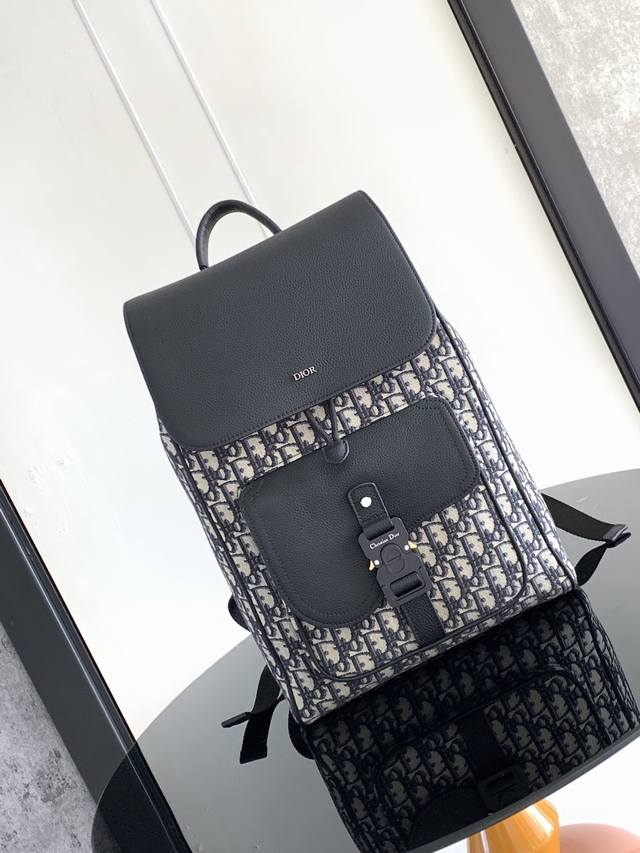 New to the Fall 2024 Men's Collection, this Saddle backpack features a stylish,