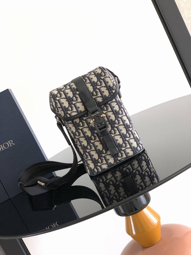 This vertical flap messenger bag is a new product in the 2025 summer men's coll