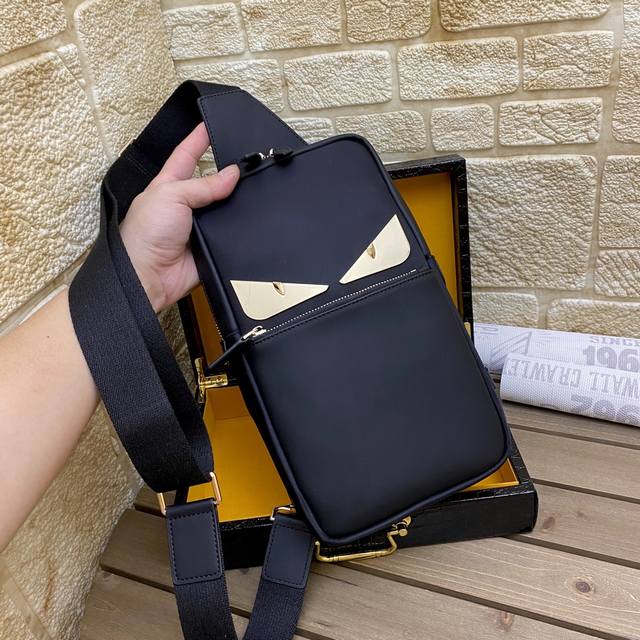 P Model: 2336 Gold Fendi Fendi Monster Rectangular Backpack Men's Crossbody Ches