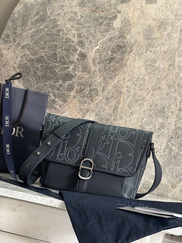 Medium Dior Daily Flap Messenger Bag Code: 1Espo376Llg_93925 New to the Fall 202