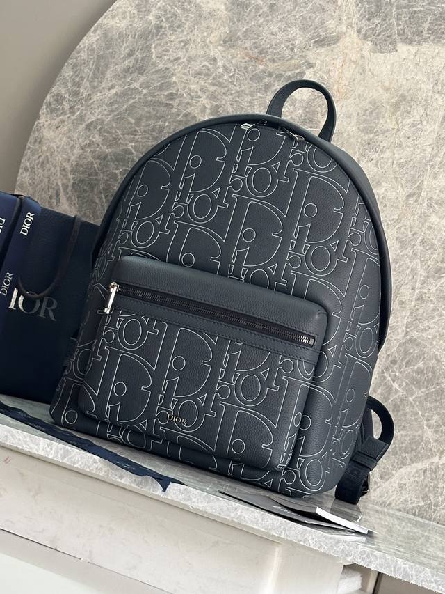 The Rider 2.0 zip backpack is a new version of a Dior classic. Crafted in navy b