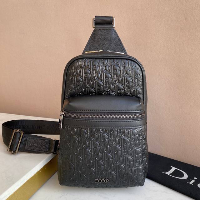A hot item, this Rider 2.0 waist bag is a practical and modern style. Crafted w