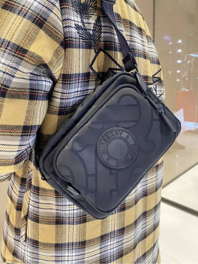 A hot item, this exquisite crossbody bag is made of recycled polyester and cott
