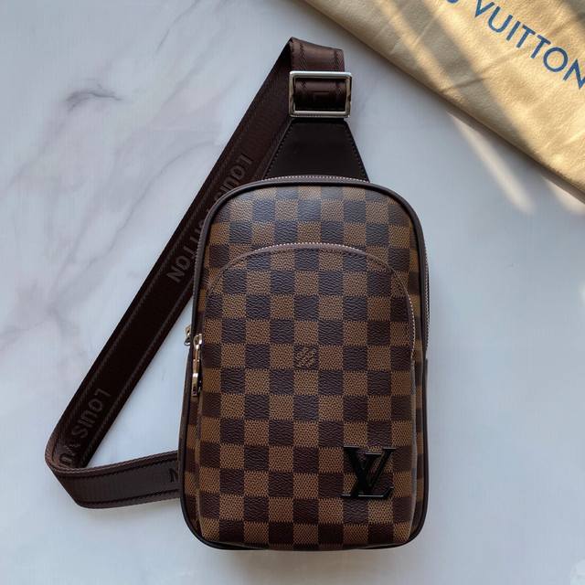 New Louis Vuitton Lv chest bag imported from Taiwan with imported cowhide, top