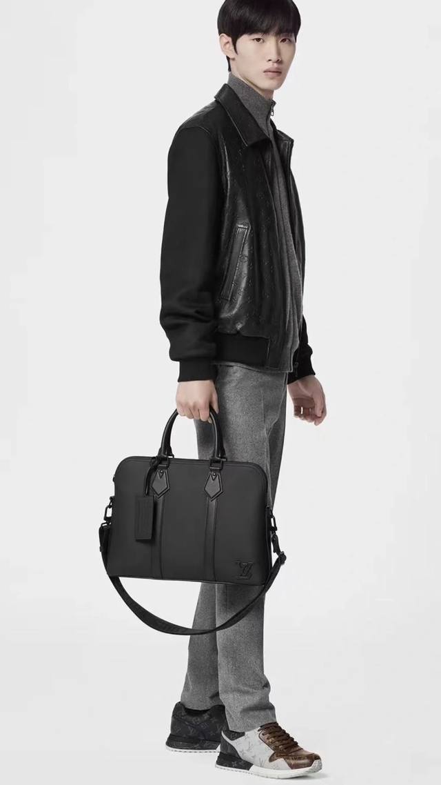 M59159Black Top Original Briefcase has the soft texture of LV Aerogram cowhide l