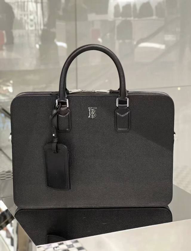 Slim, structured design in Italian tanned grained leather with palladium-plated