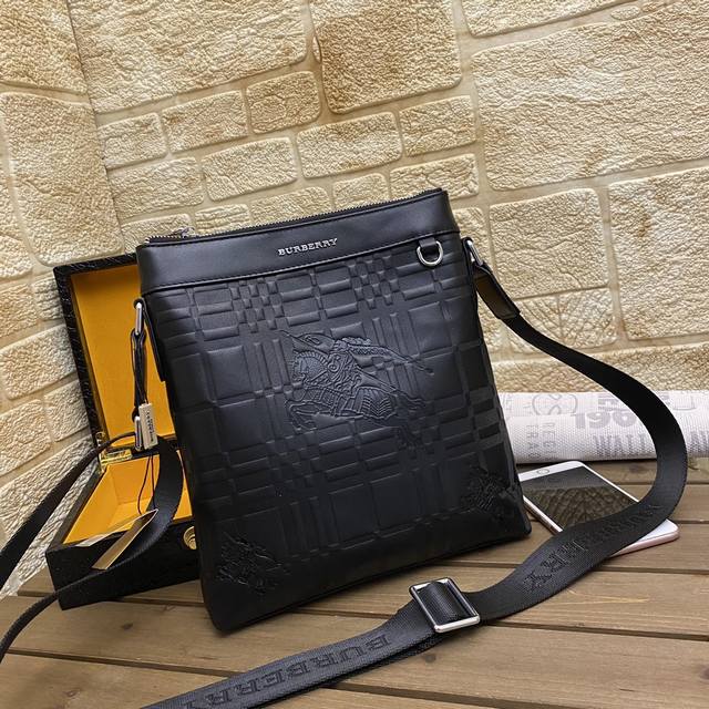 Batch model: 2371-3 Burberry new shoulder messenger bag size 24X27X6Cm High-end