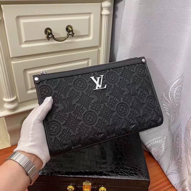 with box model 33069-1. The hottest new men's handbags are made of top-grade It