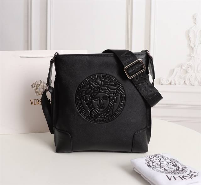 Versace. Model: 020-2. Specifications: 25X27X5.5Cm. Same style men's messenger