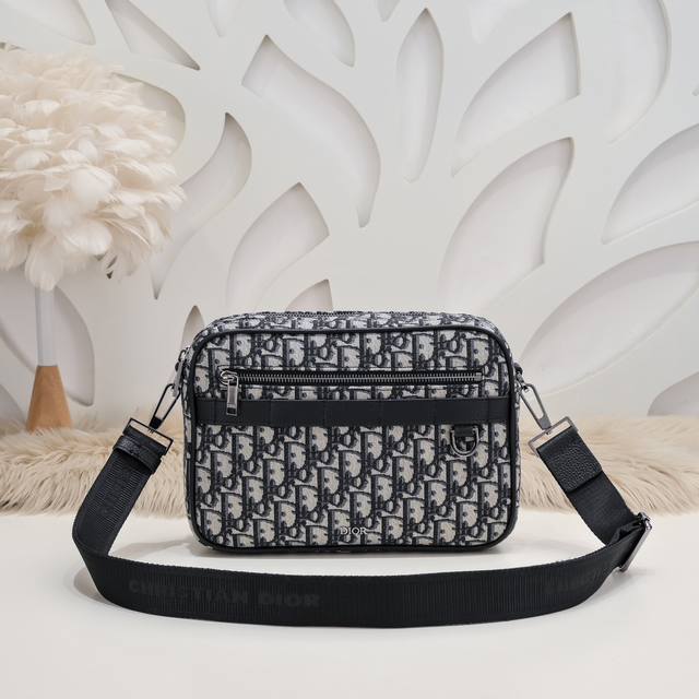 Dior - Dior's latest messenger bag, crossbody bag, shoulder bag, official websit