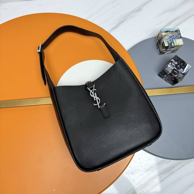 Hot-selling Le 5A7 underarm bag This year's popular second-hand underarm bag has