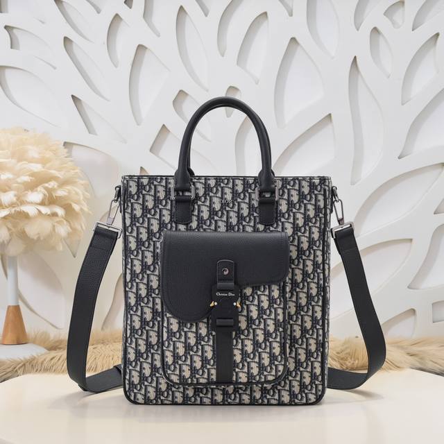 Dior - Dior's latest saddle shopping bag handbag, synchronized with the official