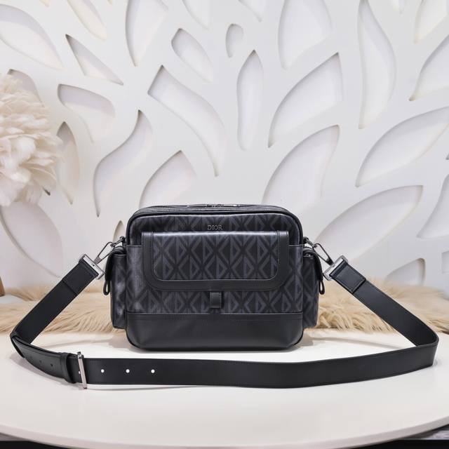Dior - The latest messenger bag from Dior counters. Original quality from the of