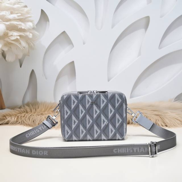 Dior - The latest men's messenger bag from Dior counters. The original quality i