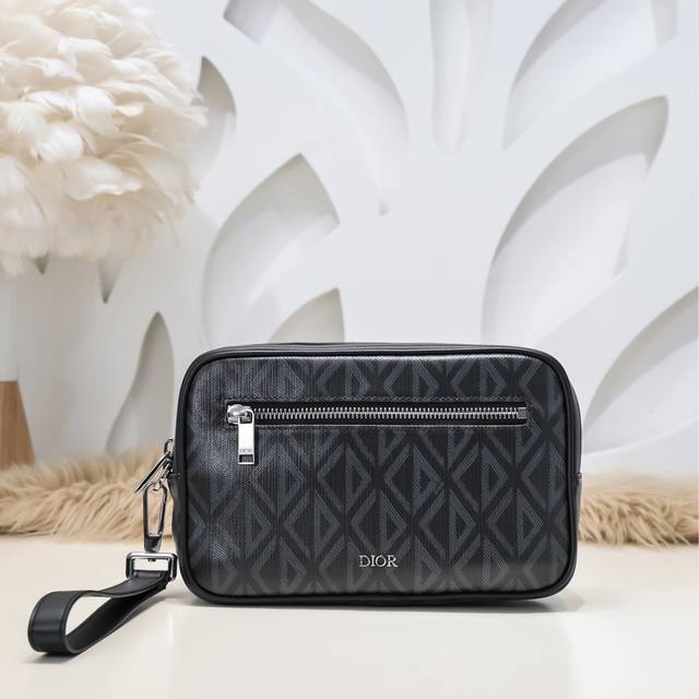 Dior - The latest men's clutch from Dior. The original quality is synchronized w