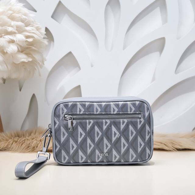 Dior - The latest men's clutch from Dior. The original quality is synchronized w