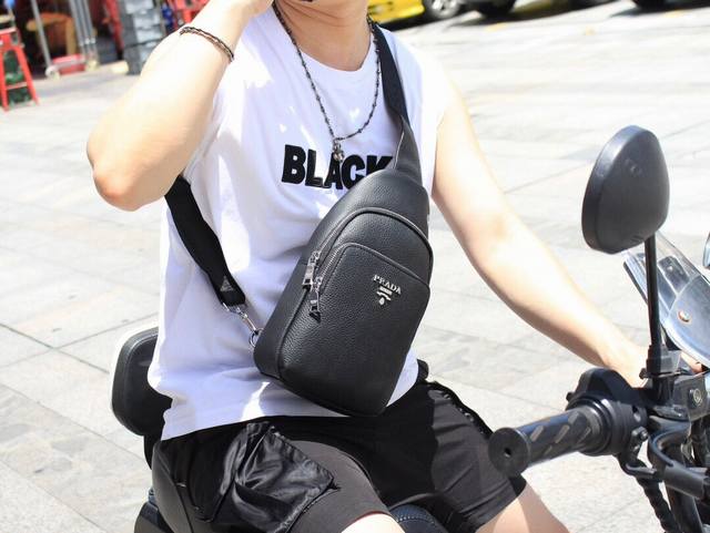 P's vintage chest bag, sold out, uses original lychee-grained cowhide to give of