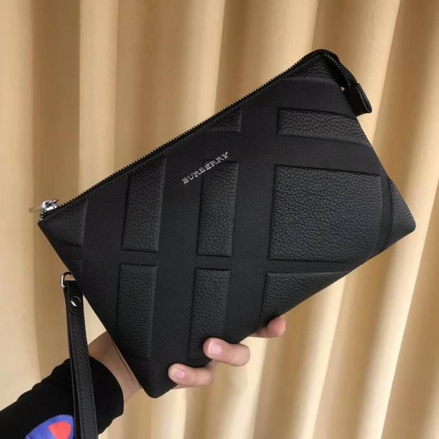 Burberry launches original quality first-layer cowhide men's handbags. Popular
