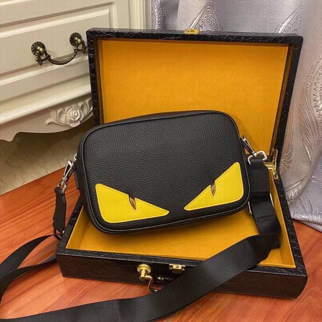 Batch size: 24-16-7Color: BlackFendi-Fendi's latest small crossbody bagOriginal