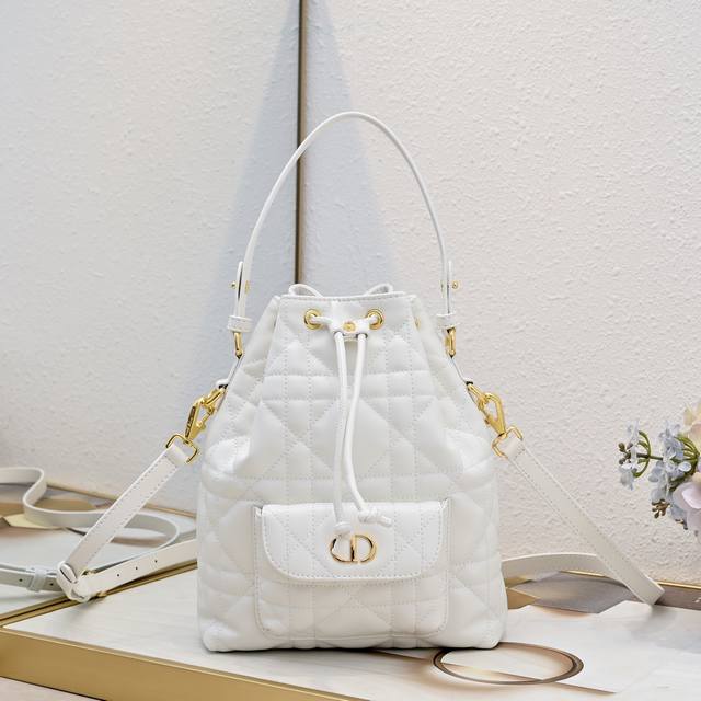 This Dior Caro bucket bag is a new product in the 2025 autumn ready-to-wear ser