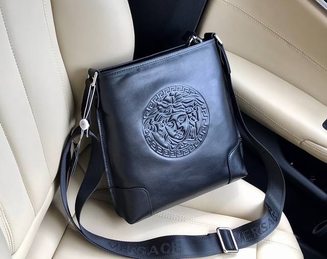 Model: 020-2. Specifications: 25X27X5.5Cm. Same style men's messenger bag as on