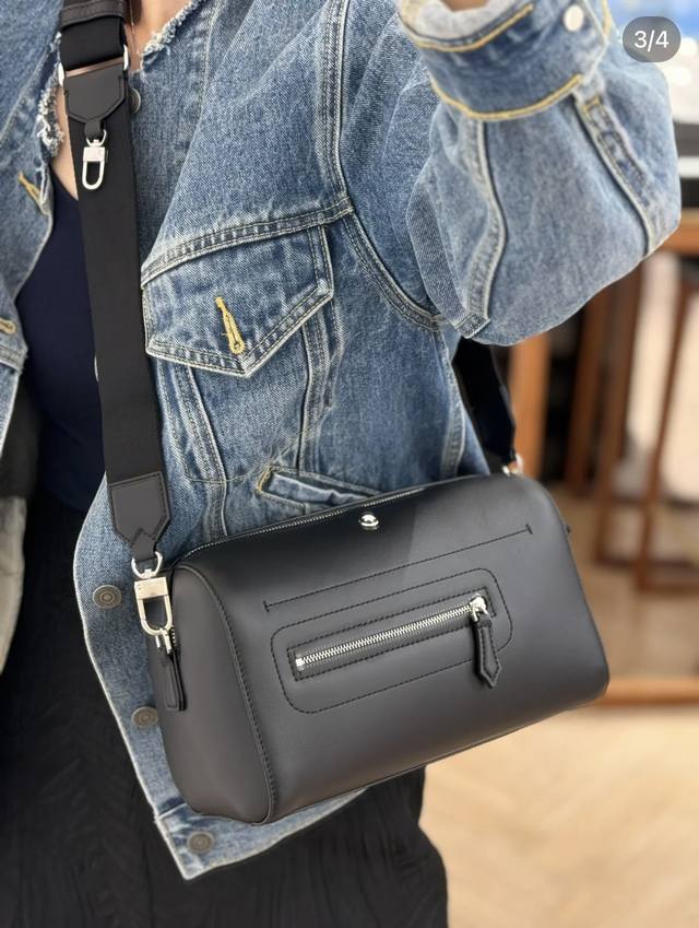 Montblanc Soft Leather Series Mailbox Bag Classic Black, draws inspiration from