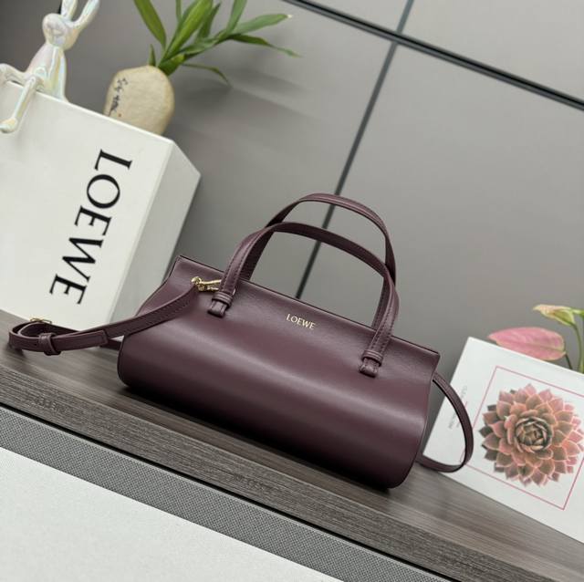 Low New cylindrical handbag This version is made of Nappa cowhide leather *Updat