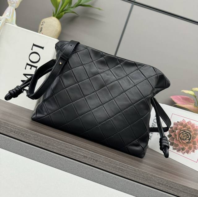LowNew Medium Pleated Nappa Flamenco Lucky Bag Clutch It is fastened with a draw