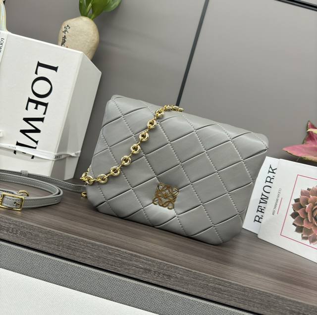 Low Puffer Goya in shiny nappa leather Inspired by the Goya aesthetic, the bag b