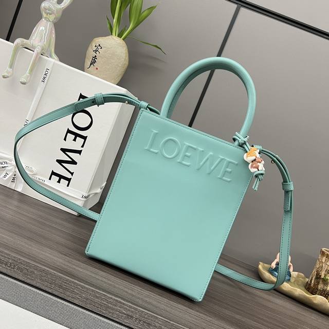 Lw520 Limited Edition The Standard A5 Tote is simple and eye-catching, with a cl
