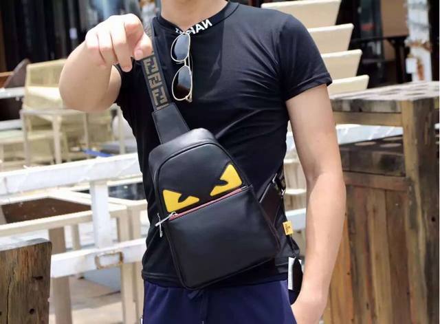 Out of stock Brand name: New Fendi chest bag Product specifications: W19Xh26Xd6