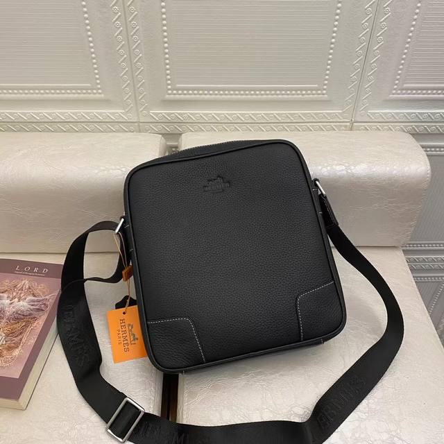 Hermes- The latest Hermes men's briefcase messenger bag is made of original calf