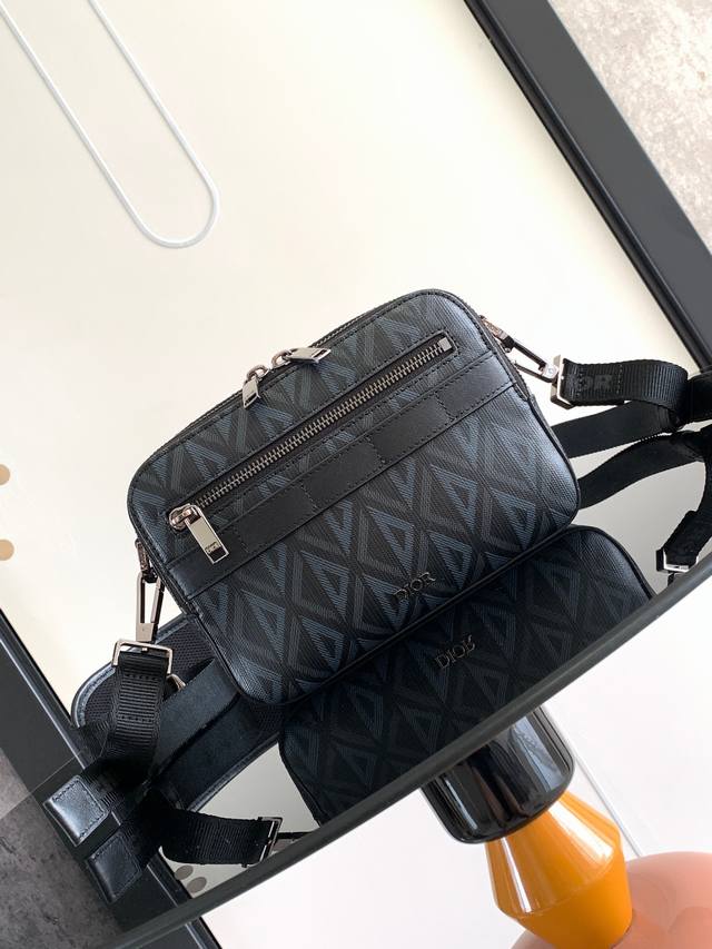 This Safari messenger bag is practical and compact for everyday carry. Crafted i