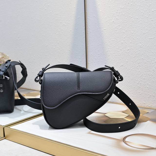 Oblique This saddle bag is a modern interpretation of the classic design. Decora